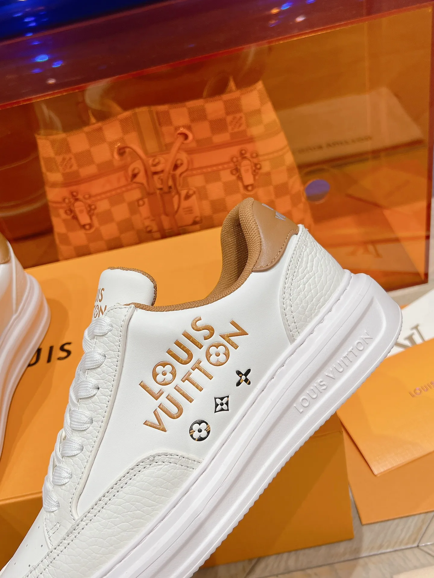 👟👟Ex-factory price 680👟👟 LV 2024 new height-increasing white shoes, color matching and leather craftsmanship, 3D logo embossing technology on the heel to increase the three-dimensional effect, pebbled cowhide, PU foam outsole! Super lightweight! Your feet won’t get tired from walking.  Code number: 37-45
